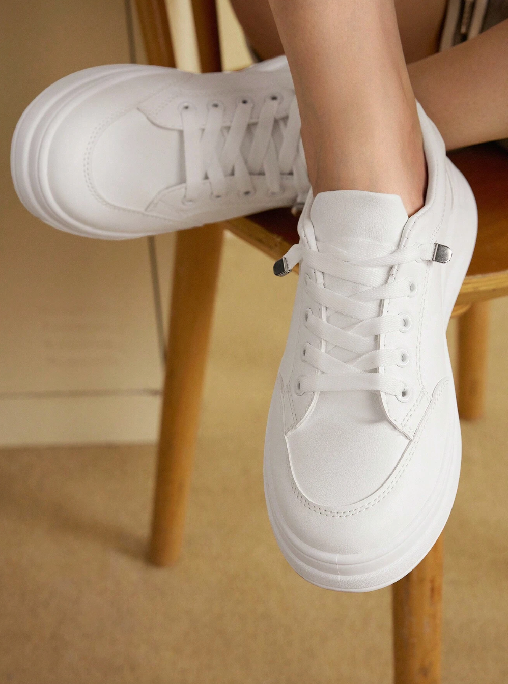 Fashionable Comfortable Lace-Up Casual White Sneaker